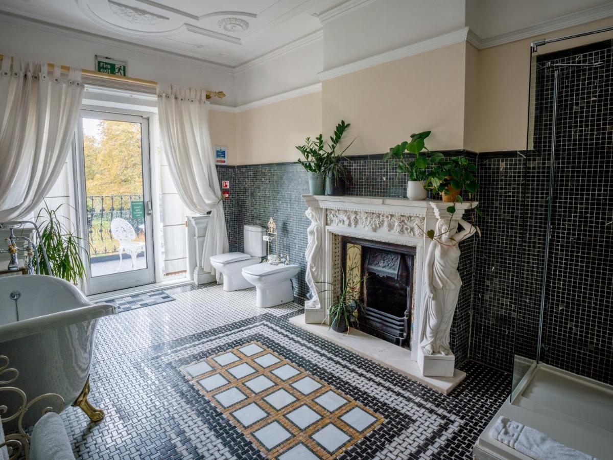 Berwick Lodge Алмъндсбъри Екстериор снимка