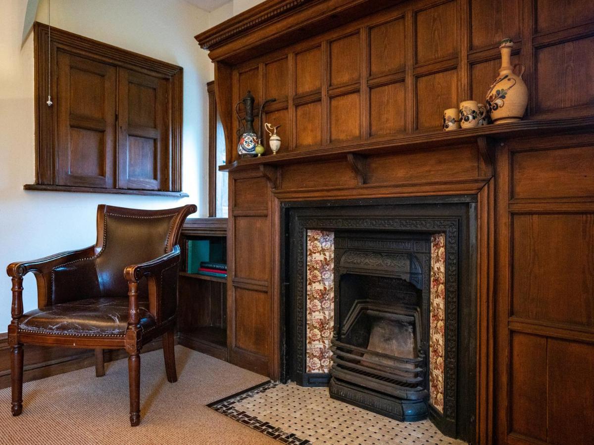 Berwick Lodge Алмъндсбъри Екстериор снимка