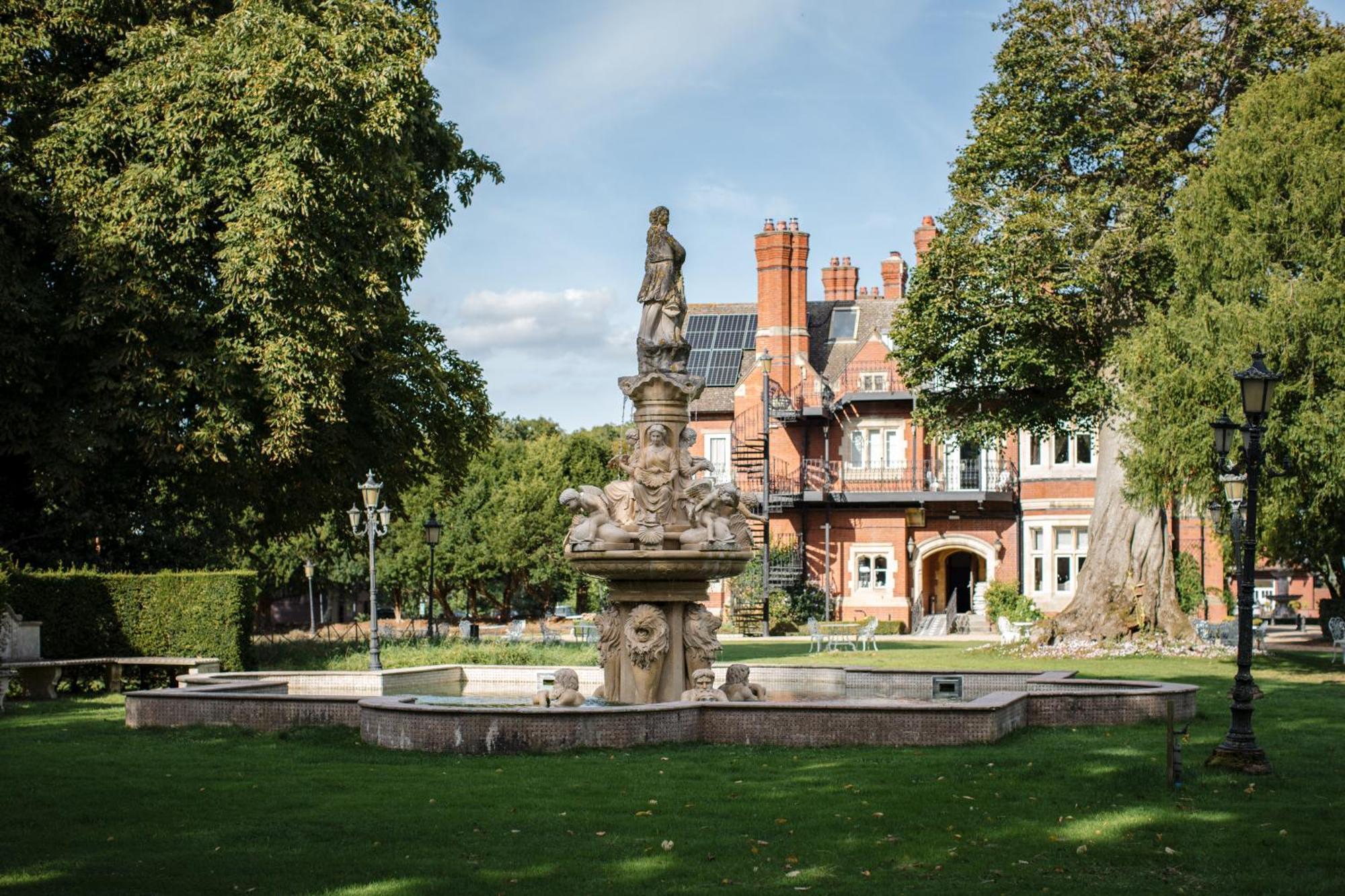 Berwick Lodge Алмъндсбъри Екстериор снимка